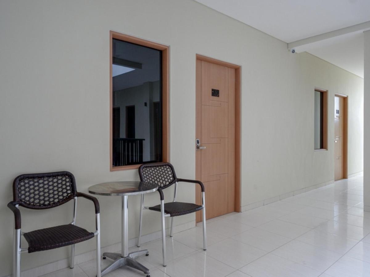 Hotel Reddoorz Near Exit Tol Banyumanik 2 à Srondolwetan Extérieur photo