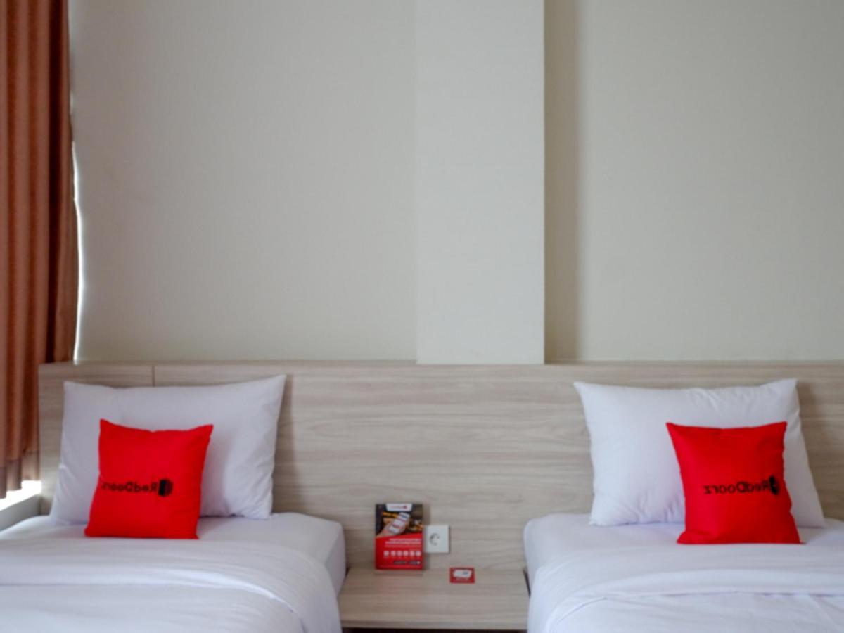 Hotel Reddoorz Near Exit Tol Banyumanik 2 à Srondolwetan Extérieur photo