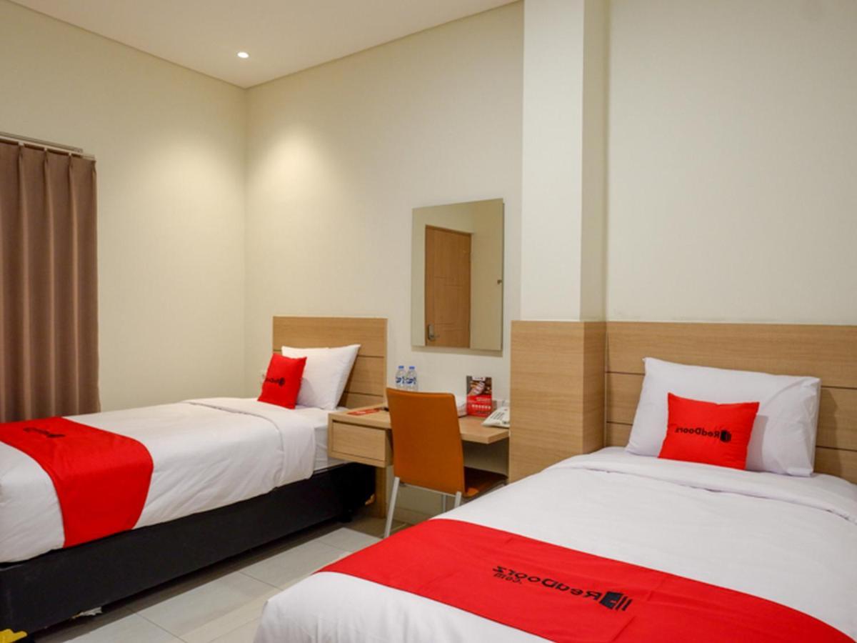 Hotel Reddoorz Near Exit Tol Banyumanik 2 à Srondolwetan Extérieur photo