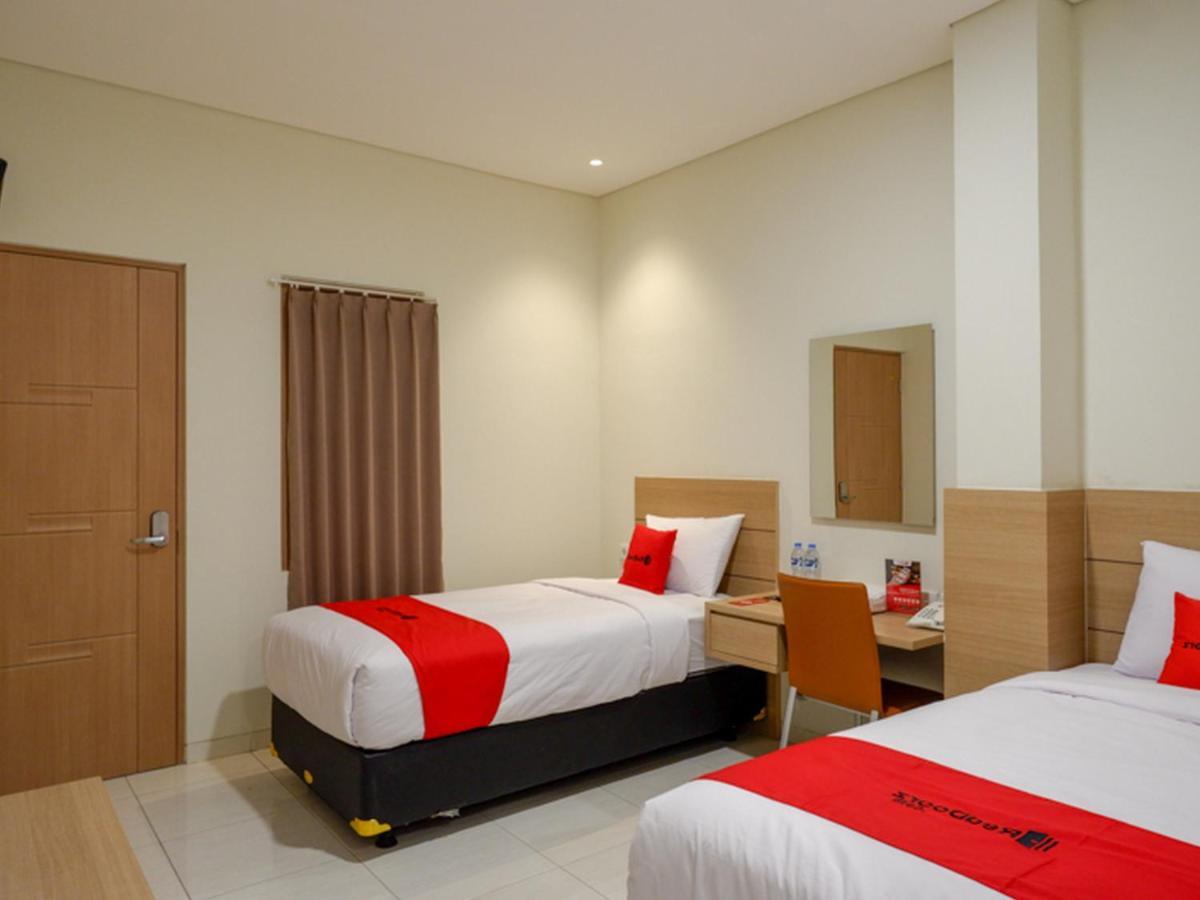 Hotel Reddoorz Near Exit Tol Banyumanik 2 à Srondolwetan Extérieur photo